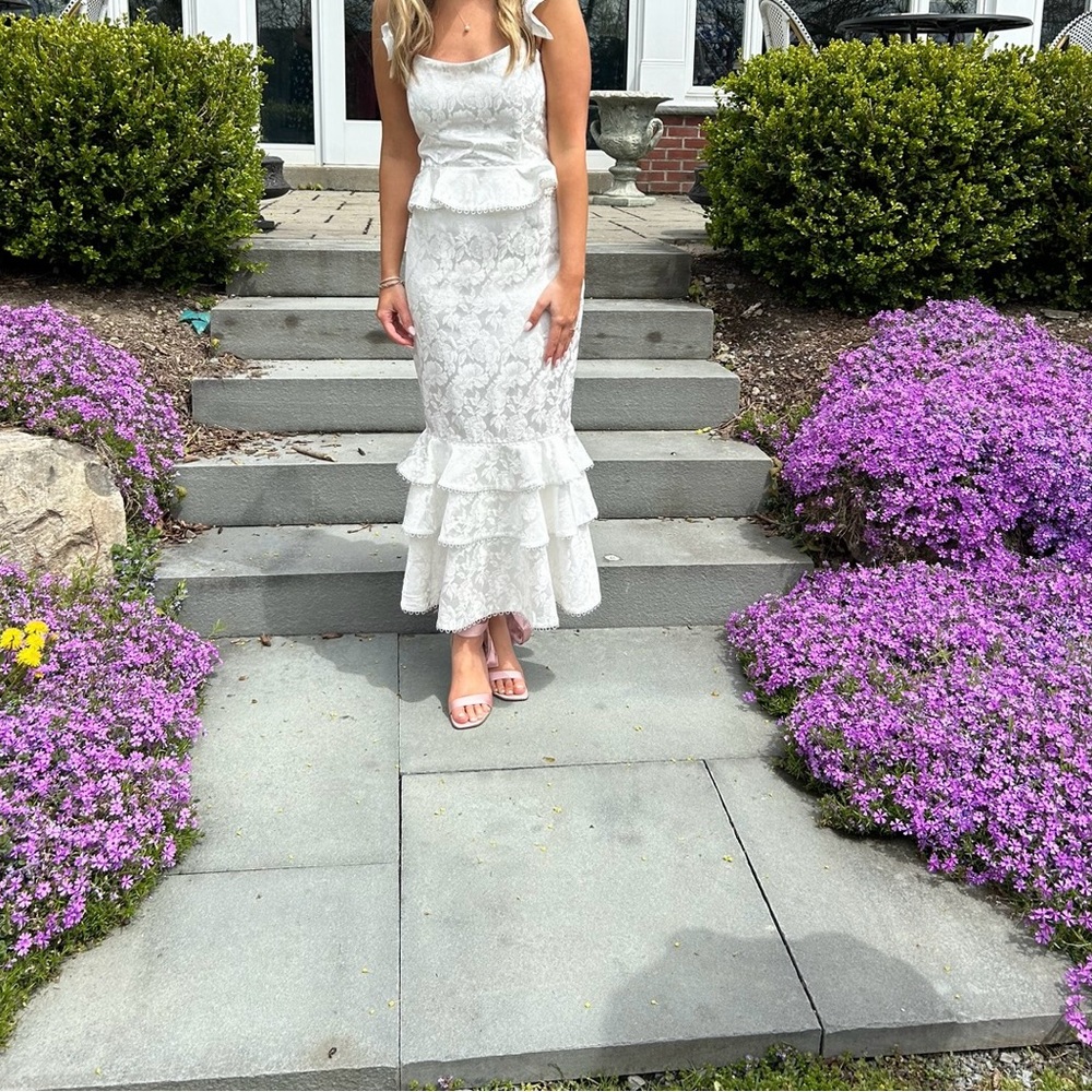 V. Chapman White Midi Dress with Elegant Design